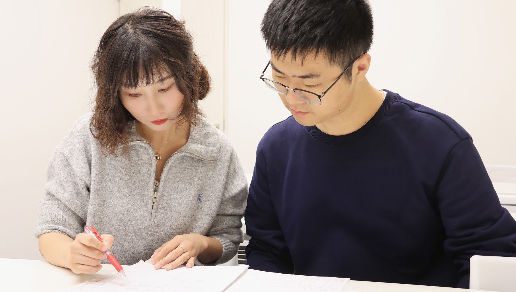 老师为学生进行一对一进学指导